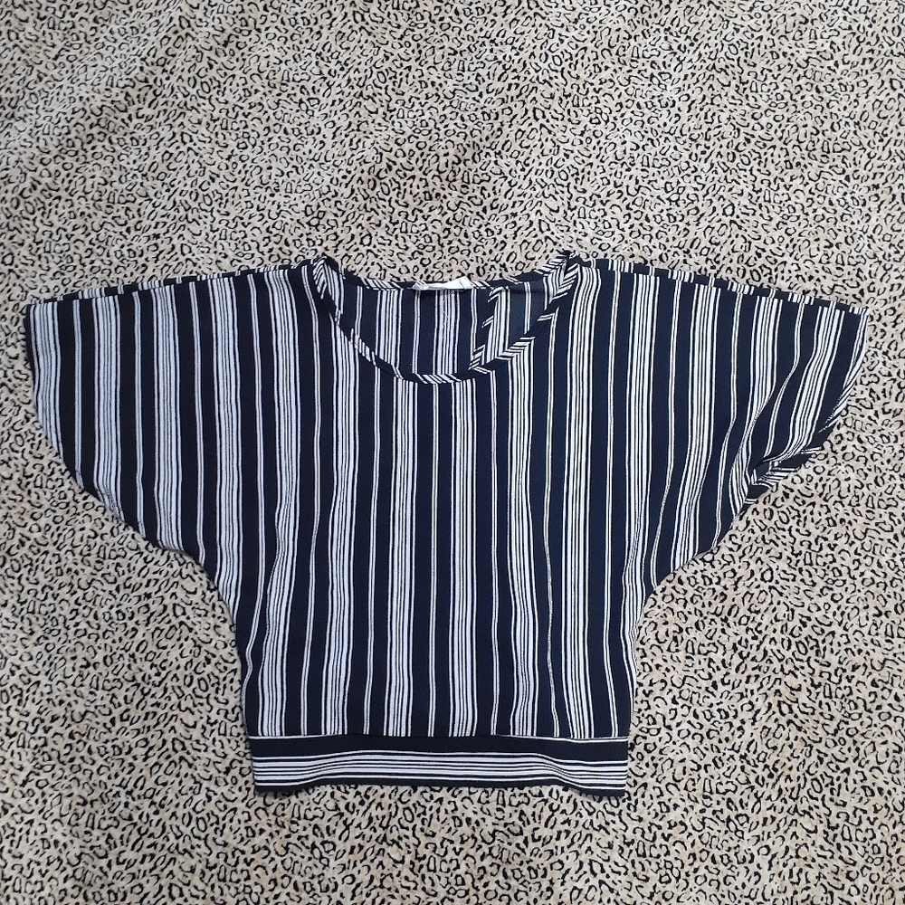 💥3/$25💥Crop Top w/Open Back Small